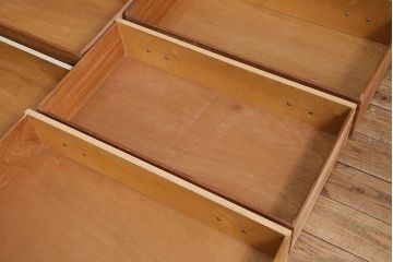 ヴィンテージ家具　北欧ビンテージ　オーク材　レトロで可愛らしい雰囲気のチェスト(引き出し)(R-045803)