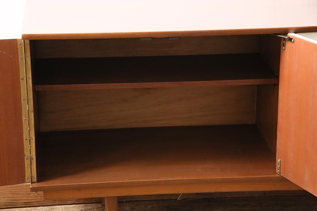 ヴィンテージ家具　北欧ビンテージ　チーク材　レトロな雰囲気漂うバイカラーのサイドボード(収納棚)(R-045805)