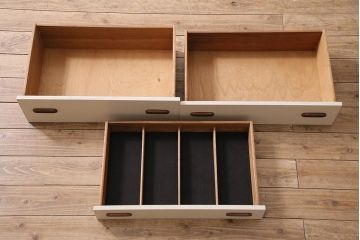 ヴィンテージ家具　北欧ビンテージ　チーク材　レトロな雰囲気漂うバイカラーのサイドボード(収納棚)(R-045805)