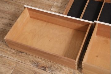 ヴィンテージ家具　北欧ビンテージ　チーク材　レトロな雰囲気漂うバイカラーのサイドボード(収納棚)(R-045805)