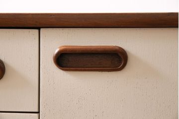 ヴィンテージ家具　北欧ビンテージ　チーク材　レトロな雰囲気漂うバイカラーのサイドボード(収納棚)(R-045805)