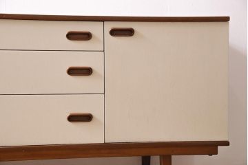 ヴィンテージ家具　北欧ビンテージ　チーク材　レトロな雰囲気漂うバイカラーのサイドボード(収納棚)(R-045805)