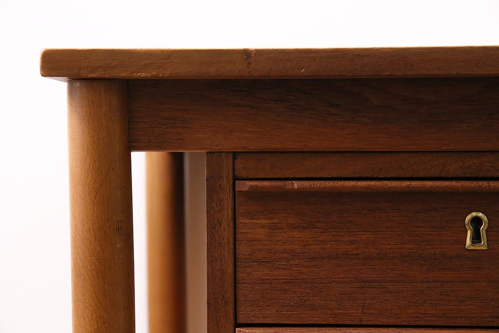 ヴィンテージ家具　北欧ビンテージ　チーク材・ビーチ材　すっきりとしたデザインのデスク(ワークデスク、机、在宅ワーク、在宅用)(R-045807)