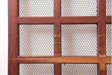 アンティーク建具　大正期　総ケヤキ材　亀甲金網　和の風格漂う蔵戸(きつね格子、狐格子、引き戸、建具、玄関戸、格子戸、マス目、升目)(R-045844)