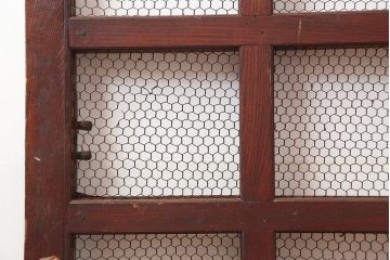 アンティーク建具　大正期　総ケヤキ材　亀甲金網　和の風格漂う蔵戸(きつね格子、狐格子、引き戸、建具、玄関戸、格子戸、マス目、升目)(R-045844)