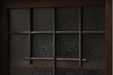 ラフジュ工房オリジナル　古建具リメイク　結霜ガラス　レトロな雰囲気を高める戸棚(収納棚、食器棚、キャビネット)(R-045850)