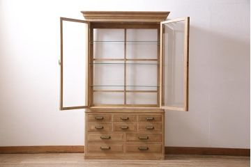 ビンテージ家具　ストリップド(剥離)　素朴な風合いが魅力的な白木のケビント(薬品棚、飾り棚、ショーケース)(R-045855)