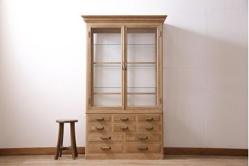 ビンテージ家具　ストリップド(剥離)　素朴な風合いが魅力的な白木のケビント(薬品棚、飾り棚、ショーケース)(R-045855)
