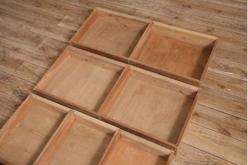 ビンテージ家具　ストリップド(剥離)　素朴な風合いが魅力的な白木のケビント(薬品棚、飾り棚、ショーケース)(R-045855)