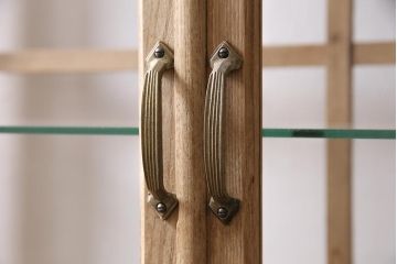 ビンテージ家具　ストリップド(剥離)　素朴な風合いが魅力的な白木のケビント(薬品棚、飾り棚、ショーケース)(R-045855)
