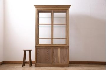 ビンテージ家具　ストリップド(剥離)　素朴な風合いが魅力的な白木のケビント(薬品棚、飾り棚、ショーケース)(R-045855)