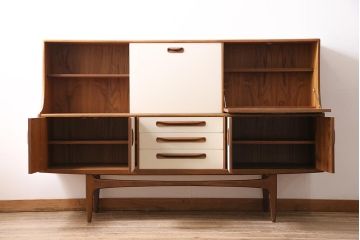 ヴィンテージ家具　北欧ビンテージ　G-PLAN(ジープラン)　チーク材　レトロテイストのペイントサイドボード(収納棚、カップボード)(R-0458574)