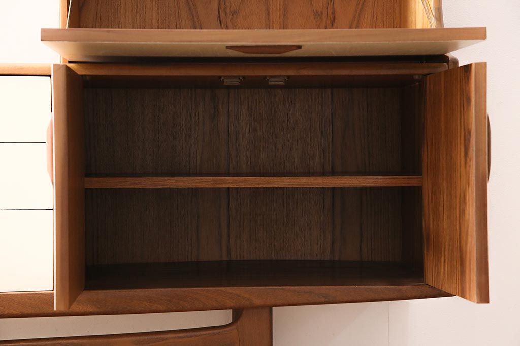 ヴィンテージ家具　北欧ビンテージ　G-PLAN(ジープラン)　チーク材　レトロテイストのペイントサイドボード(収納棚、カップボード)(R-0458574)