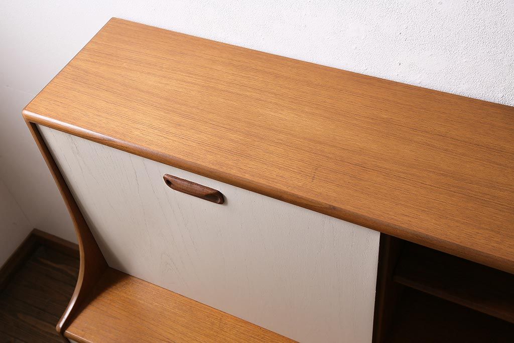 ヴィンテージ家具　北欧ビンテージ　G-PLAN(ジープラン)　チーク材　レトロテイストのペイントサイドボード(収納棚、カップボード)(R-0458574)