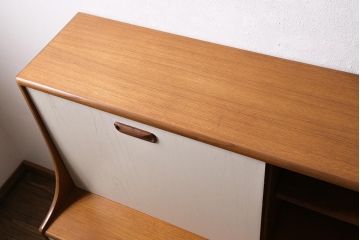 ヴィンテージ家具　北欧ビンテージ　G-PLAN(ジープラン)　チーク材　レトロテイストのペイントサイドボード(収納棚、カップボード)(R-0458574)
