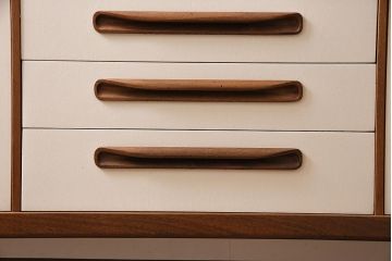 ヴィンテージ家具　北欧ビンテージ　G-PLAN(ジープラン)　チーク材　レトロテイストのペイントサイドボード(収納棚、カップボード)(R-0458574)