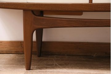 ヴィンテージ家具　北欧ビンテージ　G-PLAN(ジープラン)　チーク材　レトロテイストのペイントサイドボード(収納棚、カップボード)(R-0458574)