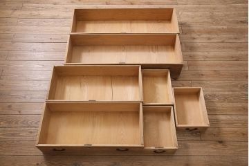 アンティーク家具　ストリップド(剥離)　栓材　細身の取っ手がモダンなチェスト(タンス、衣装箪笥)(R-045915)