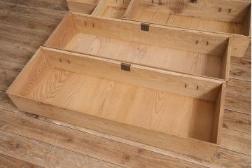 アンティーク家具　ストリップド(剥離)　栓材　細身の取っ手がモダンなチェスト(タンス、衣装箪笥)(R-045915)