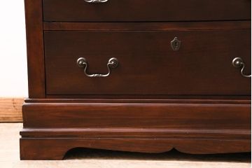 中古　海外製　クラシカルな雰囲気漂うアンティーク風のチェスト(引き出し)(R-045918)