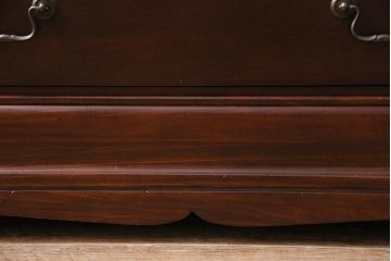 中古　海外製　クラシカルな雰囲気漂うアンティーク風のチェスト(引き出し)(R-045918)