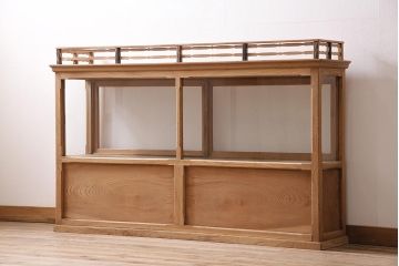 アンティーク家具　昭和初期　ストリップド(剥離)　ケヤキ材・ヒノキ材　天枠付きの薄型ガラスケース(ショーケース、陳列棚)(R-045919)