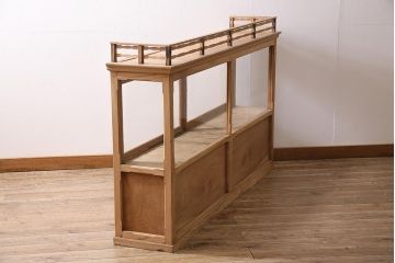 アンティーク家具　昭和初期　ストリップド(剥離)　ケヤキ材・ヒノキ材　天枠付きの薄型ガラスケース(ショーケース、陳列棚)(R-045919)