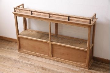 アンティーク家具　昭和初期　ストリップド(剥離)　ケヤキ材・ヒノキ材　天枠付きの薄型ガラスケース(ショーケース、陳列棚)(R-045919)