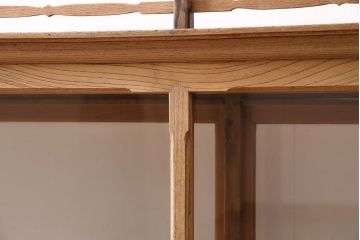 アンティーク家具　昭和初期　ストリップド(剥離)　ケヤキ材・ヒノキ材　天枠付きの薄型ガラスケース(ショーケース、陳列棚)(R-045919)