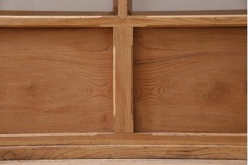 アンティーク家具　昭和初期　ストリップド(剥離)　ケヤキ材・ヒノキ材　天枠付きの薄型ガラスケース(ショーケース、陳列棚)(R-045919)