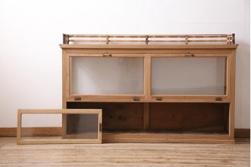 アンティーク家具　昭和初期　ストリップド(剥離)　ケヤキ材・ヒノキ材　天枠付きの薄型ガラスケース(ショーケース、陳列棚)(R-045919)