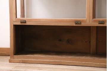 アンティーク家具　昭和初期　ストリップド(剥離)　ケヤキ材・ヒノキ材　天枠付きの薄型ガラスケース(ショーケース、陳列棚)(R-045919)