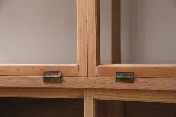 アンティーク家具　昭和初期　ストリップド(剥離)　ケヤキ材・ヒノキ材　天枠付きの薄型ガラスケース(ショーケース、陳列棚)(R-045919)