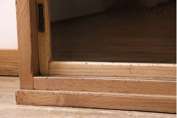 アンティーク家具　昭和初期　ストリップド(剥離)　ケヤキ材・ヒノキ材　天枠付きの薄型ガラスケース(ショーケース、陳列棚)(R-045919)