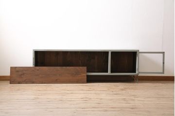 レトロ家具　鉄脚付き　レトロガラスがおしゃれなペイントローボード(テレビ台、戸棚、収納棚)(R-045952)