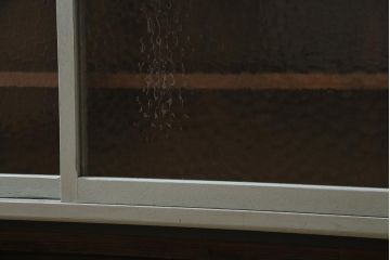 レトロ家具　鉄脚付き　レトロガラスがおしゃれなペイントローボード(テレビ台、戸棚、収納棚)(R-045952)
