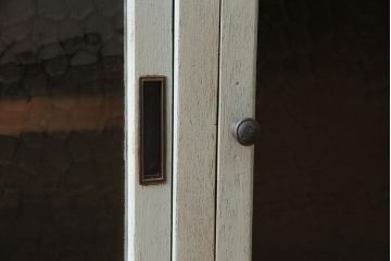 レトロ家具　鉄脚付き　レトロガラスがおしゃれなペイントローボード(テレビ台、戸棚、収納棚)(R-045952)