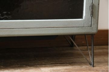 レトロ家具　鉄脚付き　レトロガラスがおしゃれなペイントローボード(テレビ台、戸棚、収納棚)(R-045952)