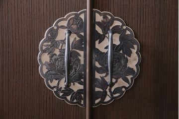 中古　伝統工芸品　衣装盆付き　牡丹の前飾りが素敵な重ね加茂総桐箪笥(総桐たんす、和タンス、衣装箪笥、着物箪笥)(定価約120万円)(R-045953)