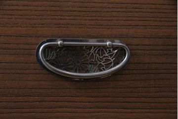 中古　伝統工芸品　衣装盆付き　牡丹の前飾りが素敵な重ね加茂総桐箪笥(総桐たんす、和タンス、衣装箪笥、着物箪笥)(定価約120万円)(R-045953)