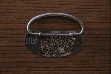 中古　伝統工芸品　衣装盆付き　牡丹の前飾りが素敵な重ね加茂総桐箪笥(総桐たんす、和タンス、衣装箪笥、着物箪笥)(定価約120万円)(R-045953)