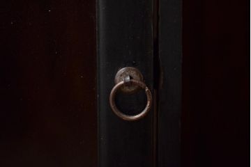 アンティーク家具　引き出し付き　レトロモダンな小棚(戸棚、収納棚)(R-045994)