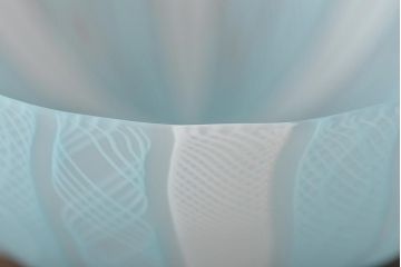 イタリア　ベネチアンガラス　レース柄　水色　ガラスボウル(菓子皿、鉢、深皿、サラダボウル、ヴェネチアングラス)(R-046004)