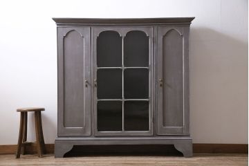 アンティーク家具　イギリスアンティーク　扉がおしゃれな薄型のペイントキャビネット(R-046007)