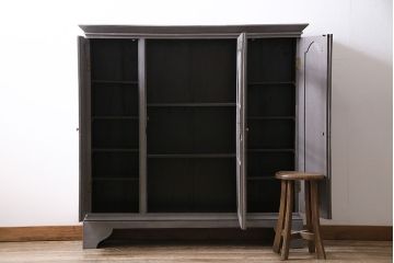 アンティーク家具　イギリスアンティーク　扉がおしゃれな薄型のペイントキャビネット(R-046007)