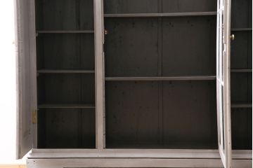 アンティーク家具　イギリスアンティーク　扉がおしゃれな薄型のペイントキャビネット(R-046007)