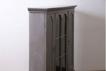 アンティーク家具　イギリスアンティーク　扉がおしゃれな薄型のペイントキャビネット(R-046007)