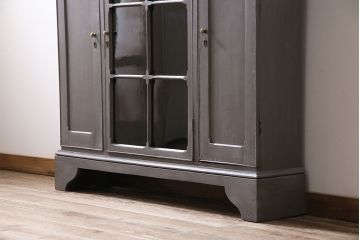 アンティーク家具　イギリスアンティーク　扉がおしゃれな薄型のペイントキャビネット(R-046007)