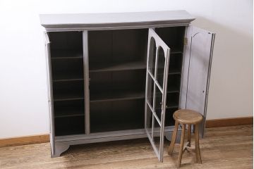 アンティーク家具　イギリスアンティーク　扉がおしゃれな薄型のペイントキャビネット(R-046007)