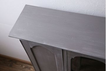 アンティーク家具　イギリスアンティーク　扉がおしゃれな薄型のペイントキャビネット(R-046007)